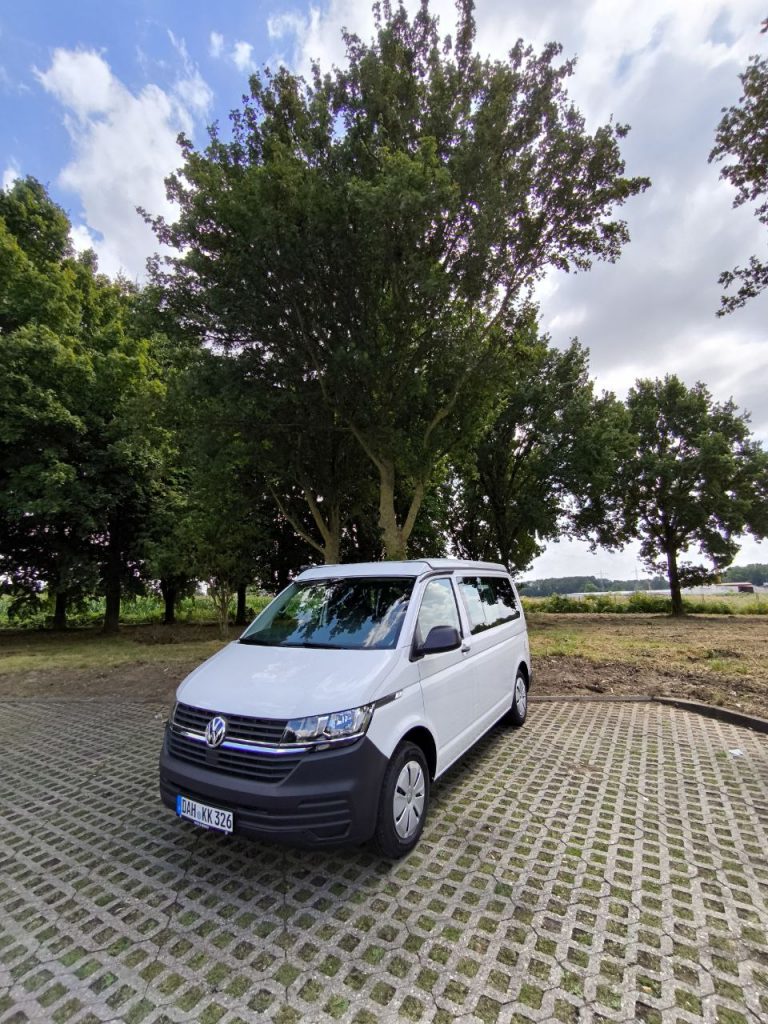 VW Camper mit Aufstelldach mieten bei Tim’s Camper Köln – kompakter Campervan mit Küche, 5 Sitzplätzen und Bettfunktion.